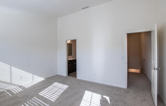 Building Photo - BEAUTIFUL 2 Bedroom Townhome in Midland
