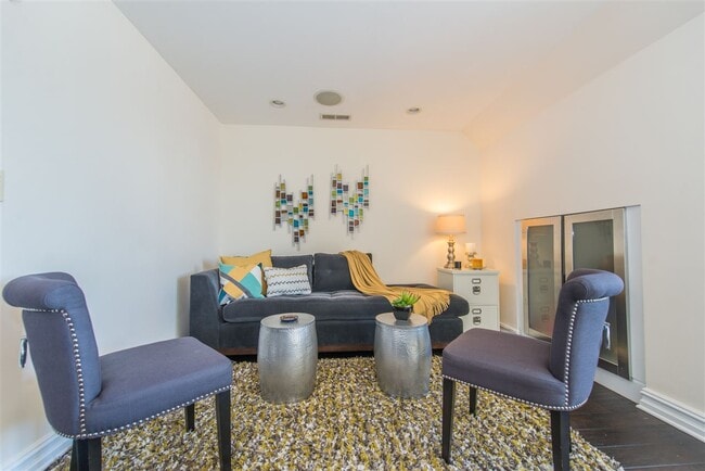 Building Photo - 8 Regency Pl