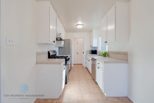 Building Photo - Beautiful 2 Bed 1 Bath Front Unit in the Serene Neighborhood of San Dimas!