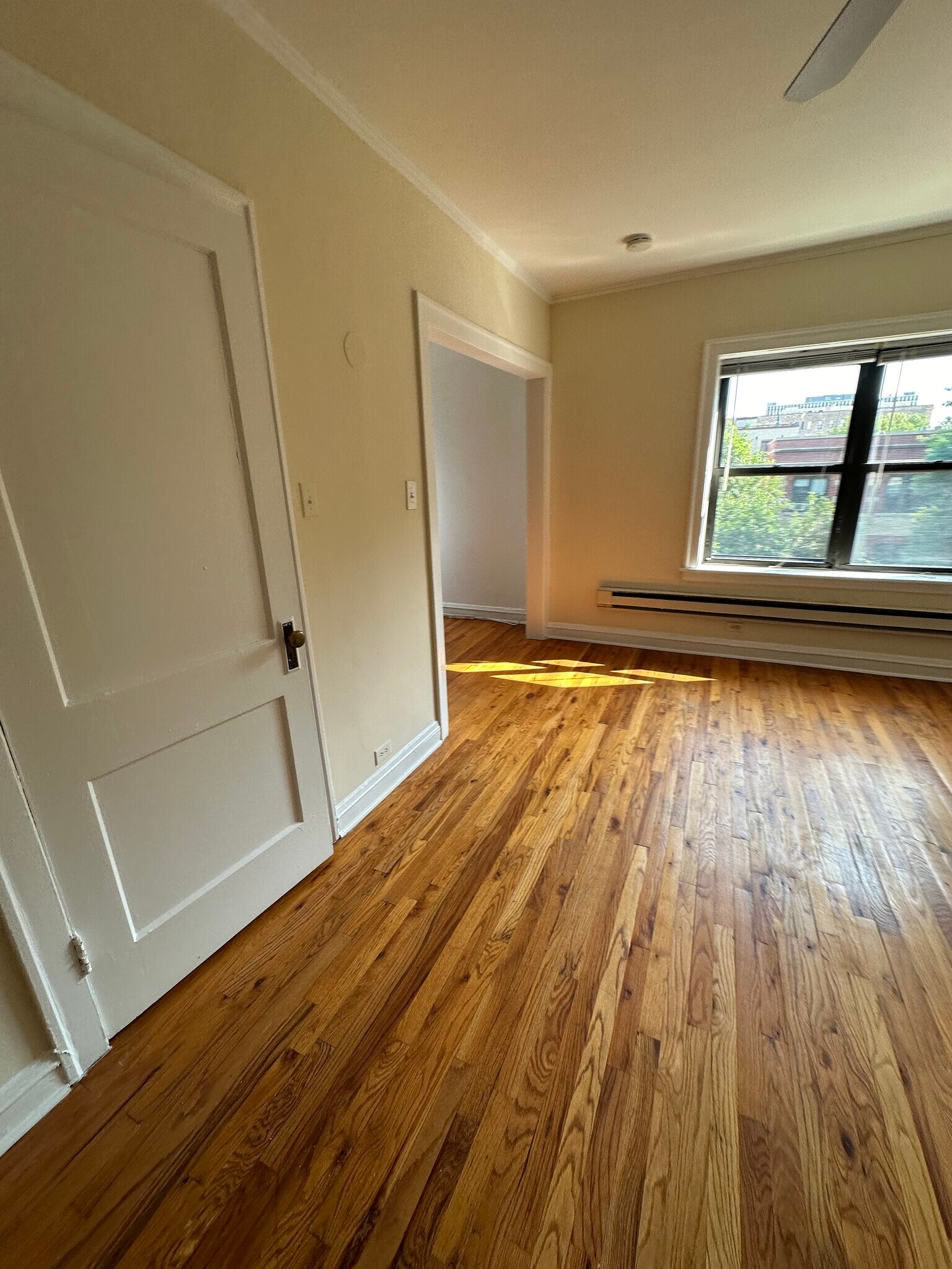 Building Photo - 556 W Wellington Ave