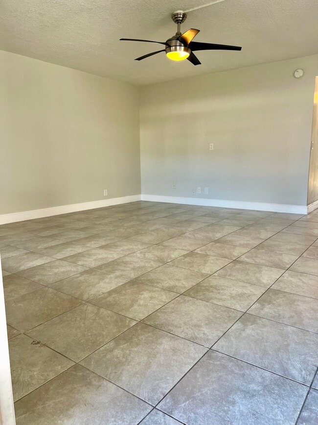 Building Photo - 150 Burgandy Way