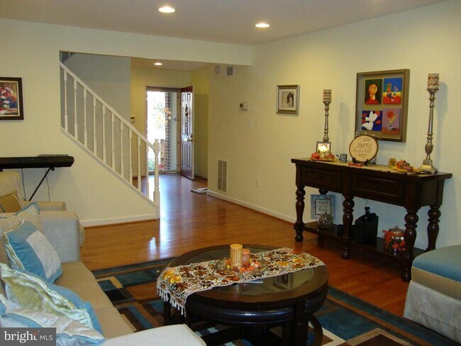 Building Photo - 5916 Dorchester Way