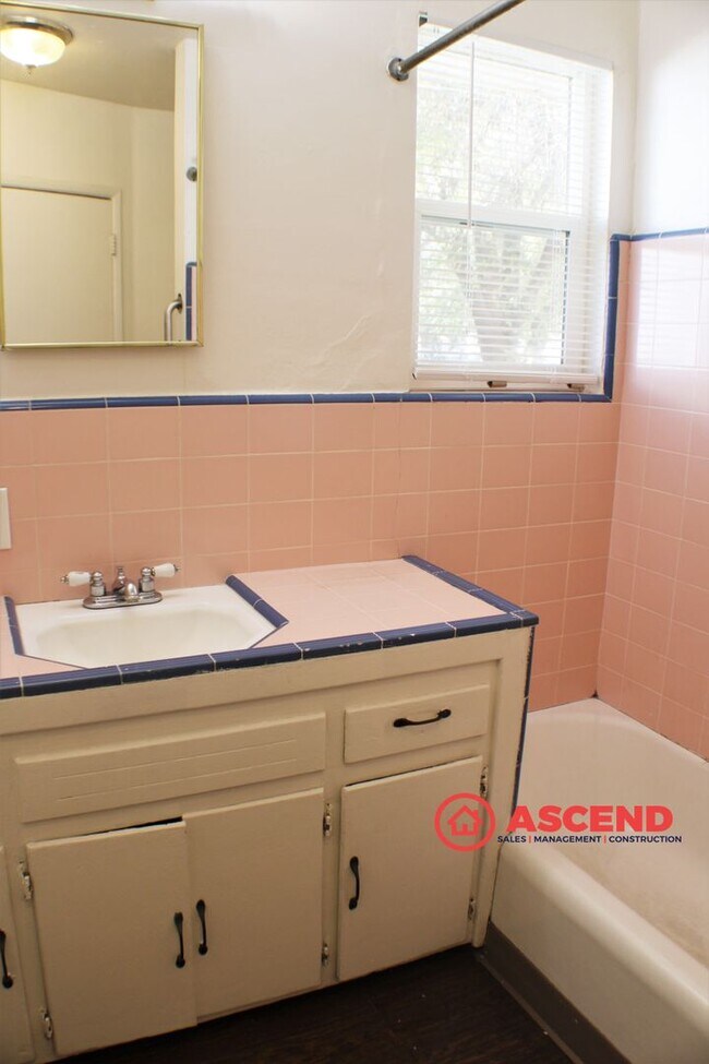 Building Photo - 615 Olive St