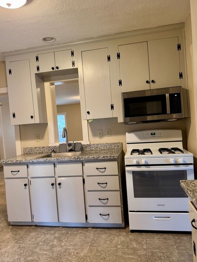 Building Photo - Rare opportunity to lease a versatile mixed-use property in the heart of Milwaukie!