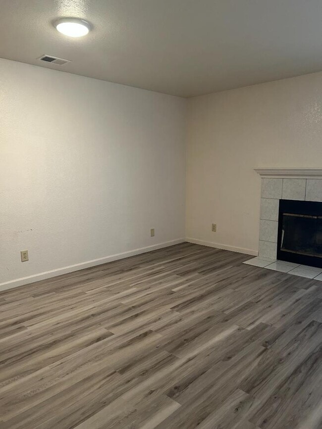 Building Photo - 2250 Scarborough Dr