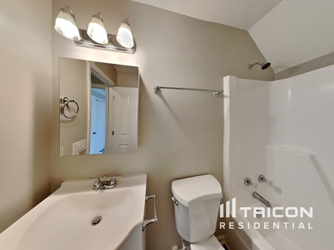 Building Photo - 1526 Amberwood Cir