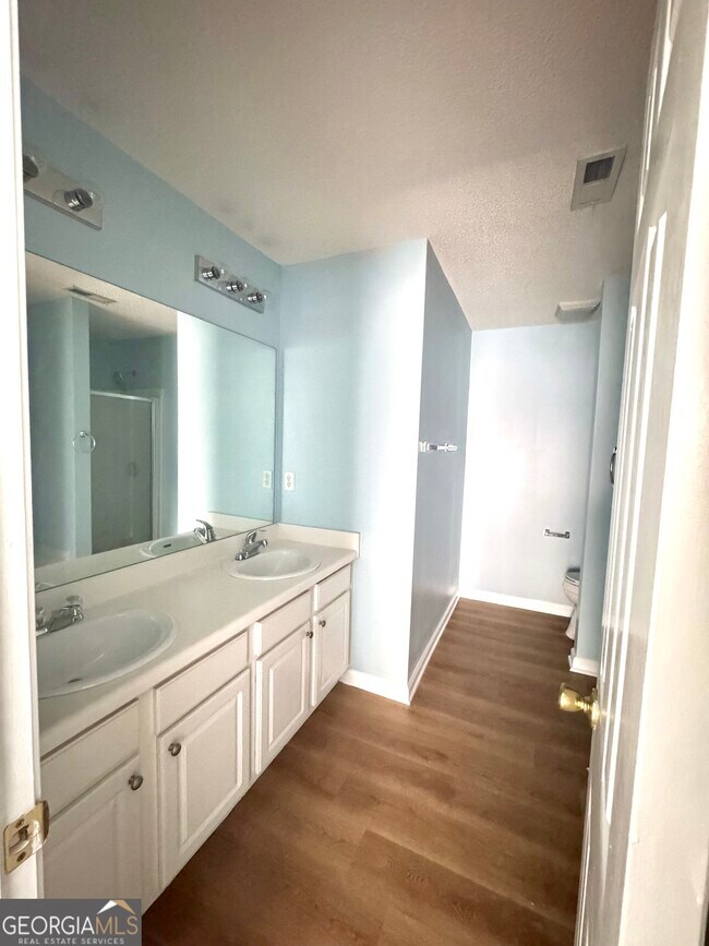 Building Photo - 3871 Pleasant Oaks Dr