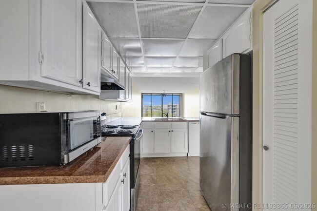 Building Photo - 12 Royal Palm Way