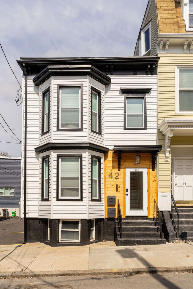 Building Photo - 42 White St Pl