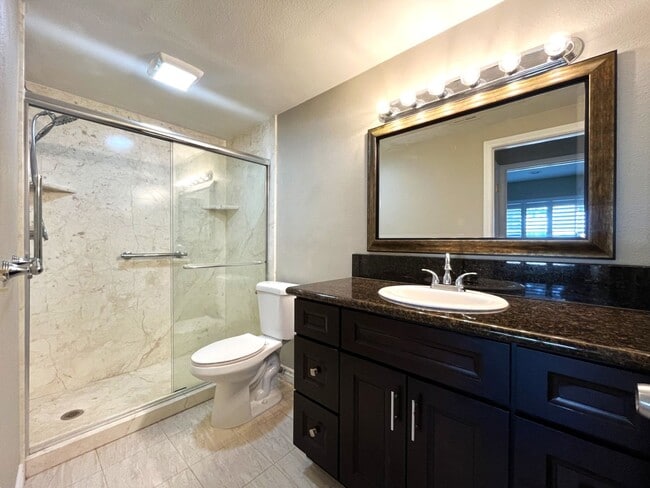 Building Photo - 4 bed, 3 bath located in Anaheim!