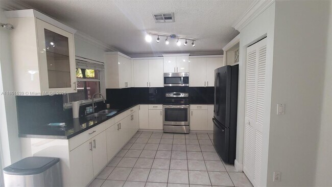 Building Photo - 10155 SW 163rd Pl