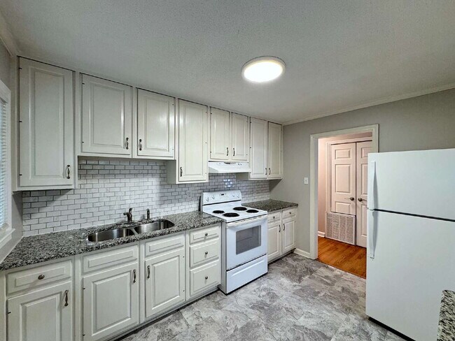 Building Photo - Well Maintained Home Minutes from Downtown Raleigh!