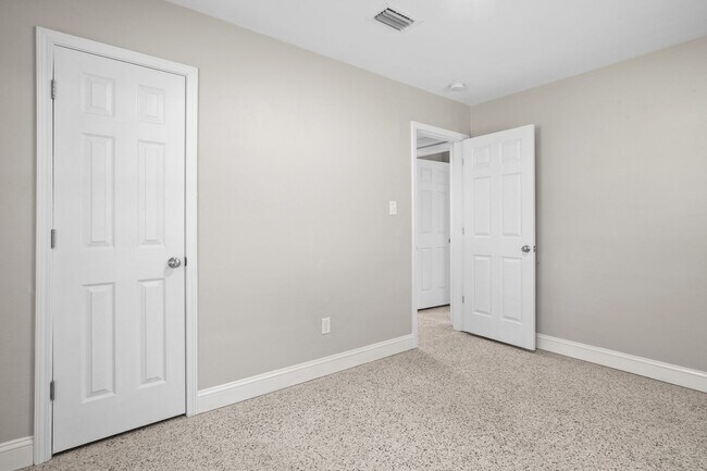 Building Photo - 613 Edgecliff Dr