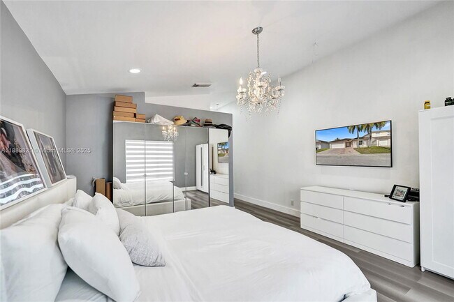 Building Photo - 4955 SW 33rd Ave