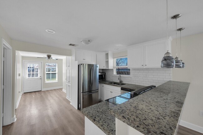 Building Photo - 632 E 38th St