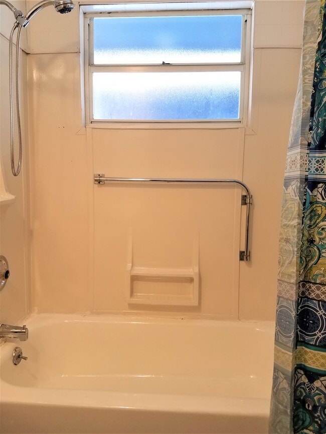 Building Photo - Beautiful 2 Bed Home in Fleetwood!