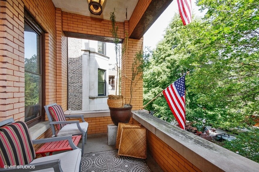 Brompton Apts - Front Porch - 725 W Brompton Ave