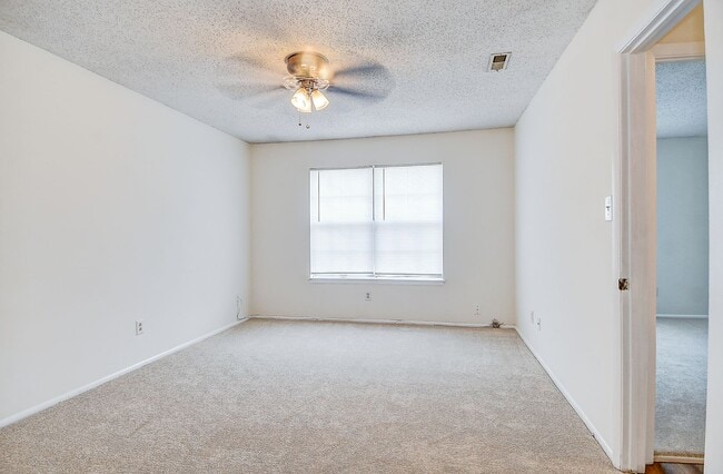 Building Photo - GATED COMMUNITY - CONDO