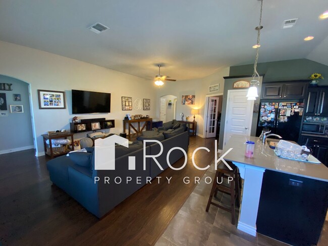 Building Photo - Beautiful 3 Bedroom Home with a Study in W...