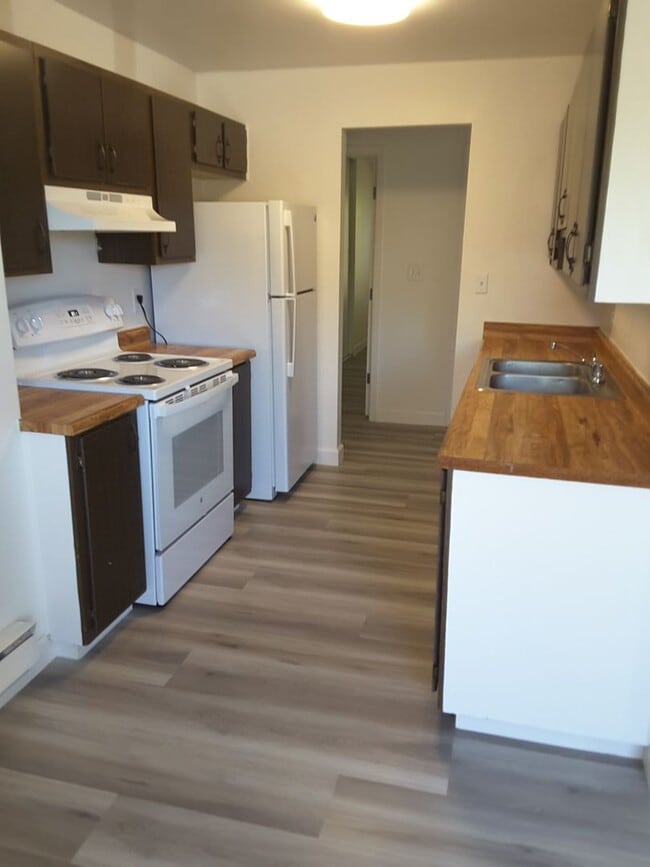 Building Photo - NEWLY REMODELED, SPACIOUS 2 BEDROOM 1 BATH CONDO IN WILDCREEK GARDENS