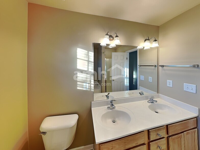 Building Photo - 1620 Harrison Way