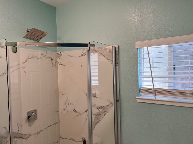 Building Photo - 5746 Robinhood Dr