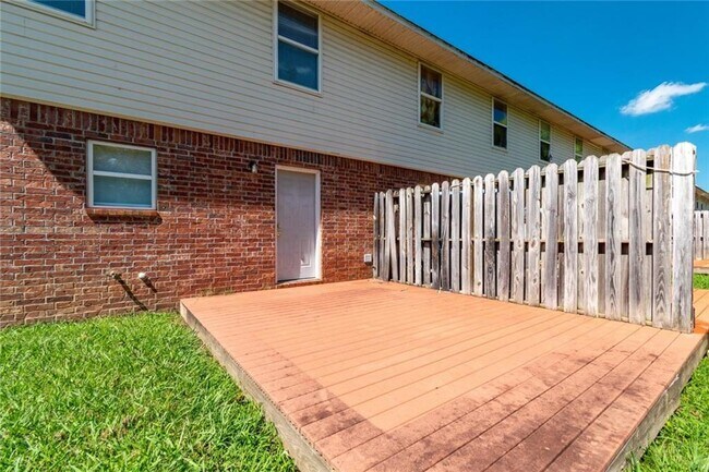 Building Photo - 230 Meadow Ct