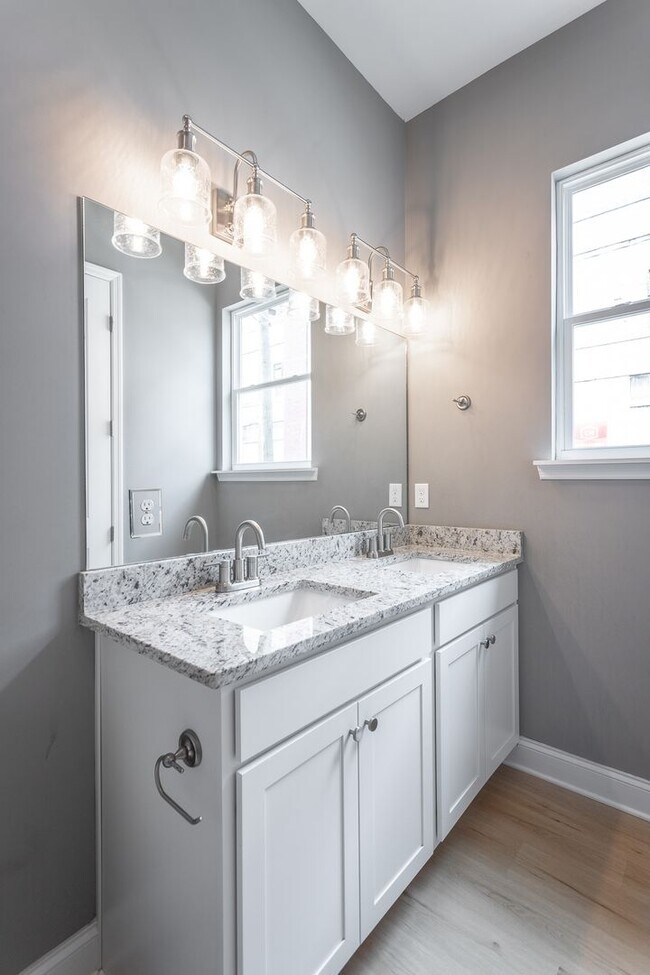 Building Photo - Modern 4 Bedroom Home in Southside