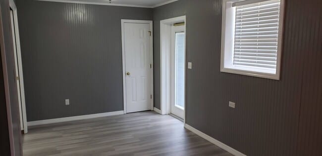 Building Photo - 3 bed, 2 bath 1 car garage
