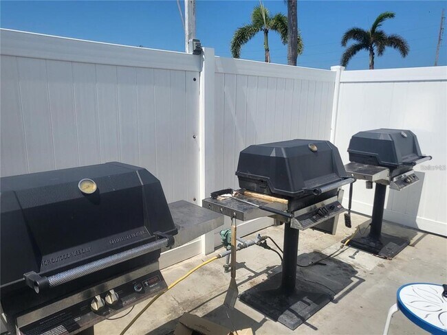 Building Photo - 5220 Brittany Dr S