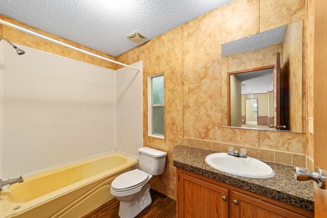 Building Photo - Spacious 3BR/2BA Home  Available Now!