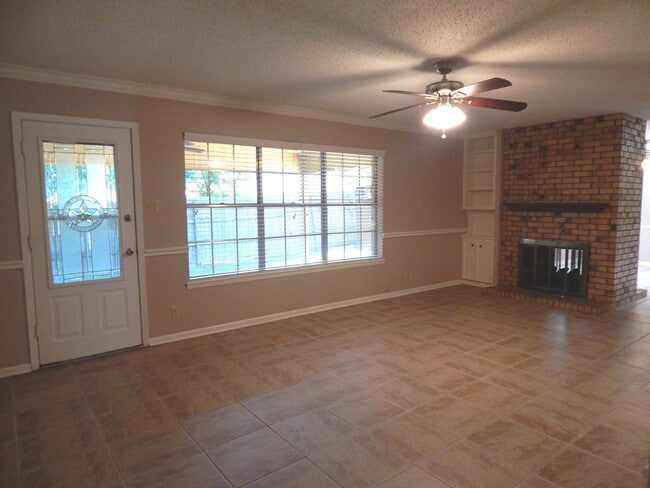 Building Photo - Gorgeous 3 Bedroom Home w/Workshop in Tyler!
