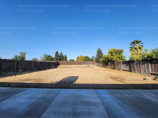 Building Photo - 4 bedroom/ 2 bathroom located in the South...