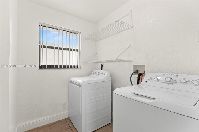 Building Photo - 4120 SW 19th St