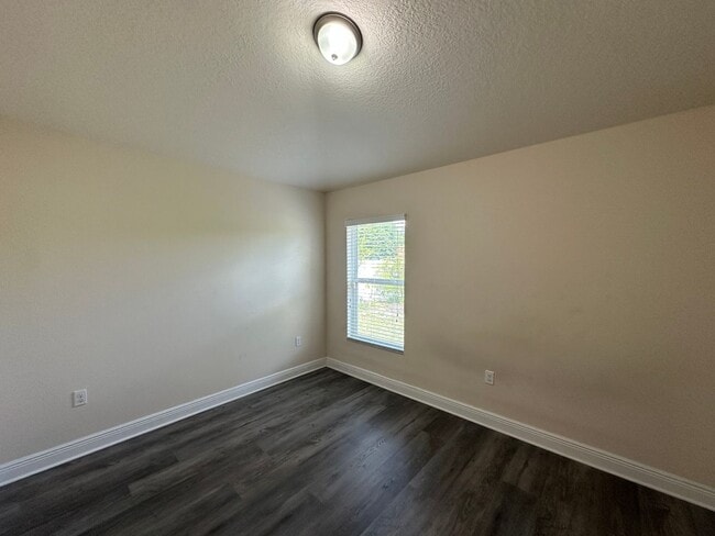 Building Photo - Spacious 4 Bedroom Home with Fenced Yard a...