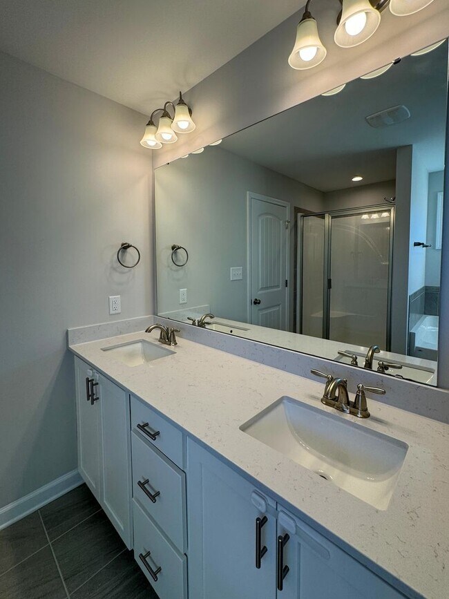 Building Photo - Stunning 4 Bed Home with Fenced Backyard