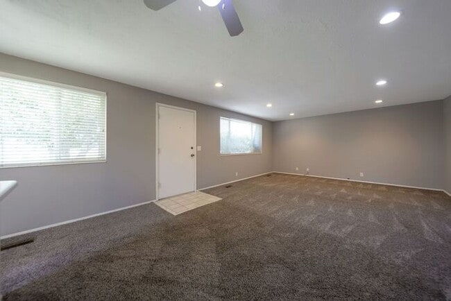 Building Photo - Charming Condo in Meadowbrook Village w 1 ...