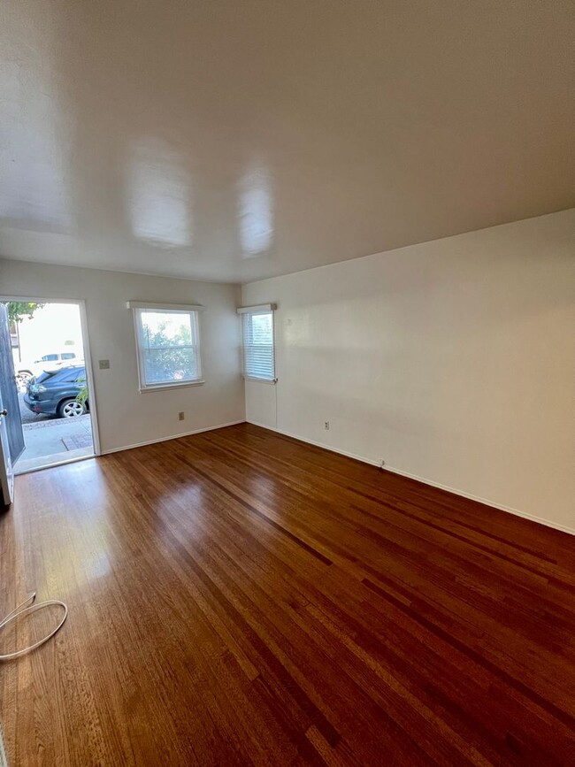 Building Photo - Lower Level 1 Bedroom Seal Beach Apartment