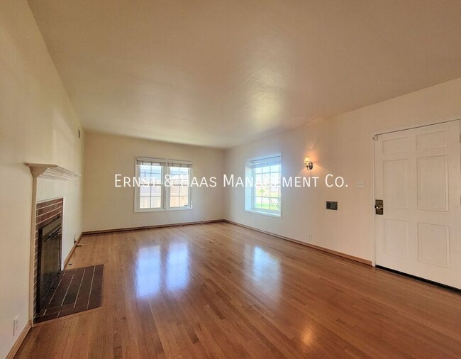 Building Photo - Beautiful Bixby Knolls 2 Bedroom Home with...