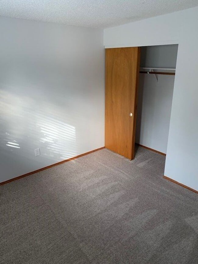 Building Photo - Newly Updated Bellevue/Interlake Rambler Home!