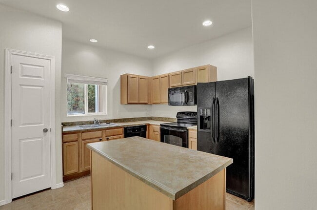 Building Photo - Updated 2-Bed Townhome Just Minutes from F...