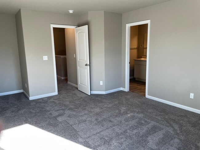 Building Photo - Newer townhouse in Chapel Heights!