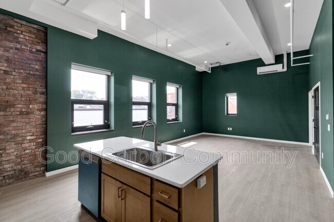 Building Photo - 401 Central