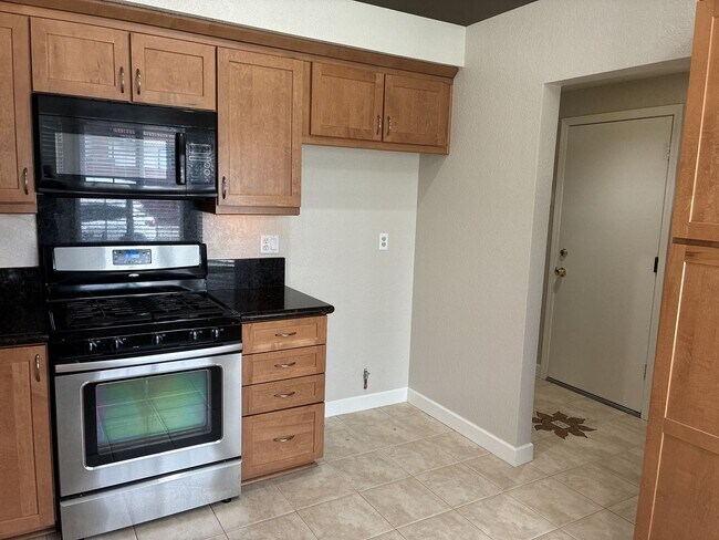 Building Photo - 3 Bedrooms with big backyard-CALL FOR OUR MOVE IN SPECIAL