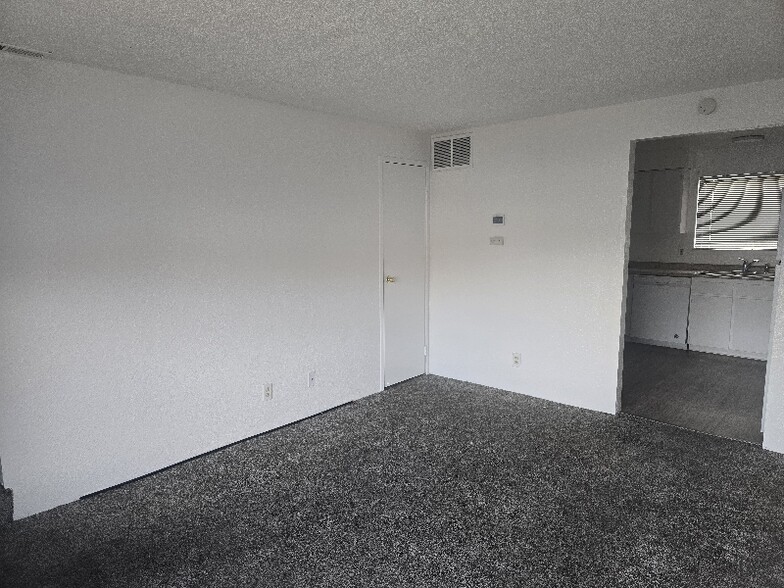 Building Photo - 1412 E 9th St