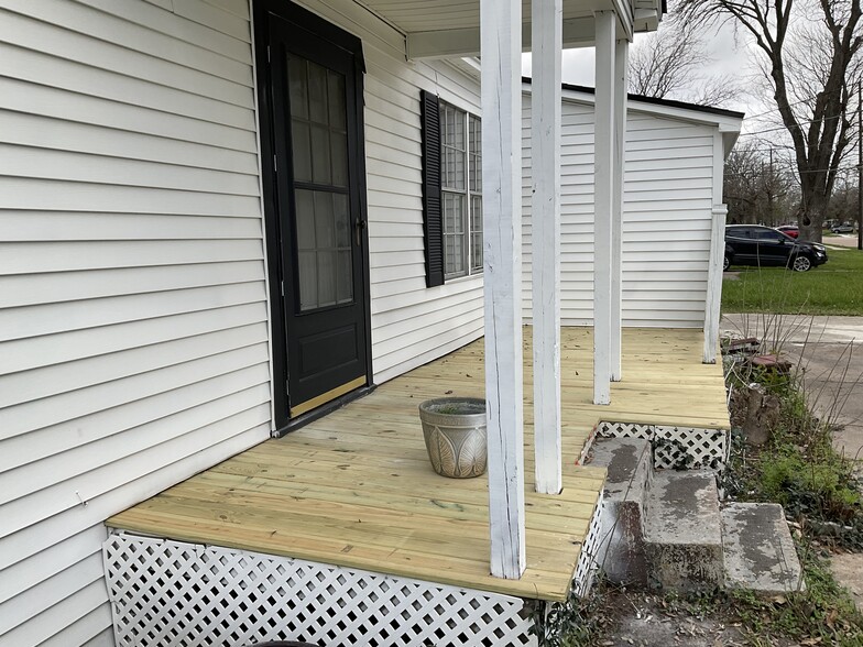 Building Photo - 326 E 1st St