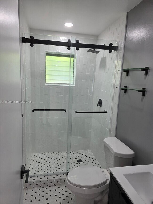 Building Photo - 411 SE 3rd Ave