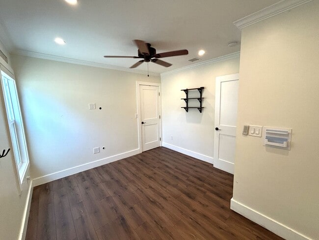 Building Photo - 247 W Woodland Oaks Dr