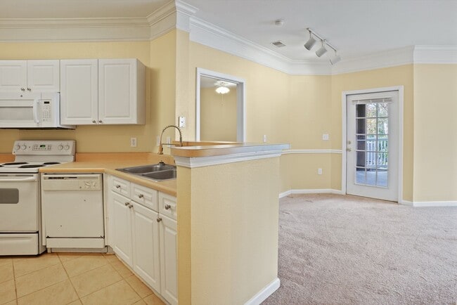 Building Photo - 2 bedroo 2-bathroom ground floor with screened patio for rent Wilmington Island