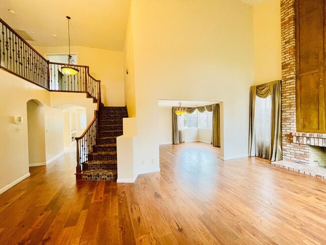 Building Photo - Beautiful 4 Bed 3 Bath + Huge Bonus Room A...